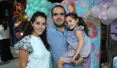  Claudia Llamas y Rodrigo Portilla con su hija Luciana.