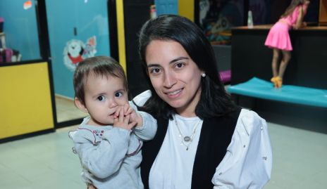  Alejandra Quesada con su hija Eugenia Villasana.