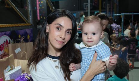  Adri de la Maza con su hijo Mateo Valle.