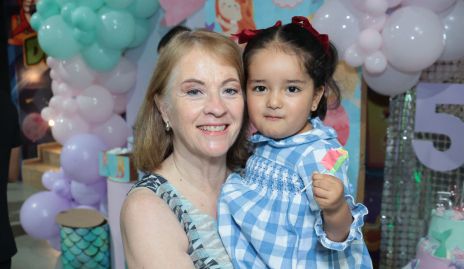  Rocío Gómez con su nieta Melina Dibildox.