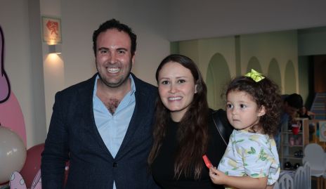  Mauricio Zapata y Fátima Castro con su hija Isabella.