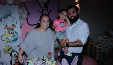  Andrea Díaz Infante y Arturo Zapata con su hija Alicia.