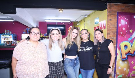  Compartiendo entre amigas.