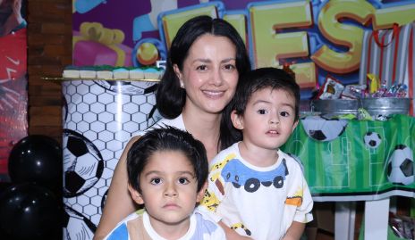  Nury Velázquez con Mario y Julián.