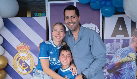  María Fernanda Guevara y Roberto Zarur con su hijo Alejandro.
