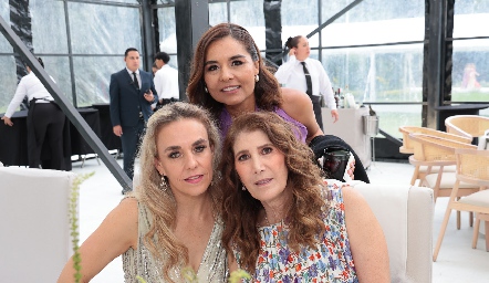  Mónica Torres, Lorena Torres y Mónica Hernández.