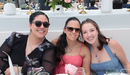  Arantza Herrera, Jenny Badillo y Yolanda Navarro.