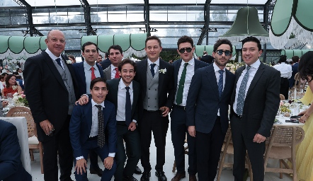  Pepe con su papá y sus amigos de toda la vida.