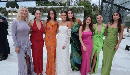  Car con sus amigas.