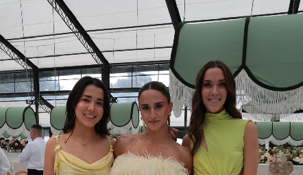  Margarita González, Regina y Camila Alen.