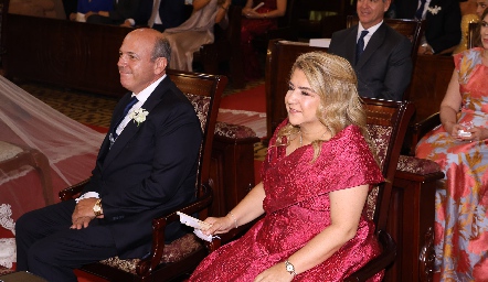  Roberto y Carmenchu, papás de la novia.