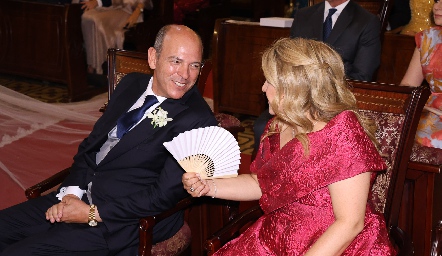  Roberto y Carmenchu, papás de la novia.
