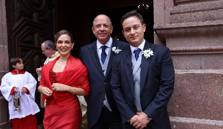   Claudia Terrazas y José Fernández con su hijo Pepe.