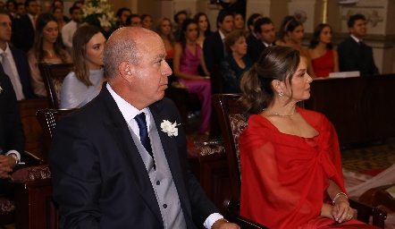  José Fernández y Claudia Terrazas, papás del novio.