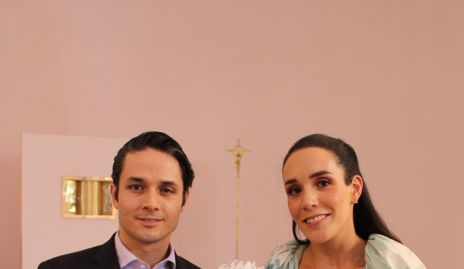  Luis de la Rosa y Ximena Castillo con su ahijada Pía.