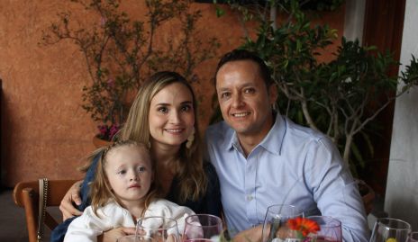  Ana Victoria, Paulina y Manolo Paredes.