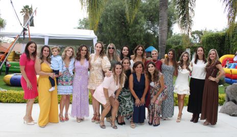  Fer Castillo con sus amigas.