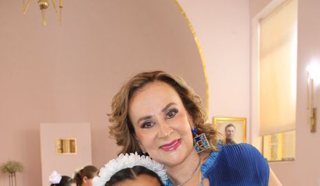  Pía Almazán con su abuela Maricarmen López.