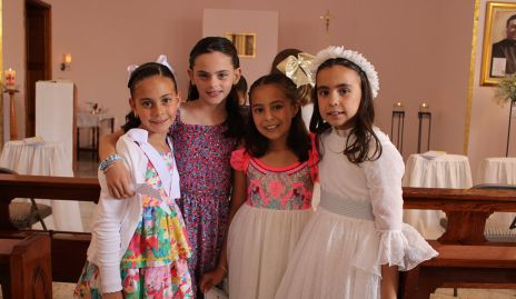  Pía Almazán con sus amiguitas.