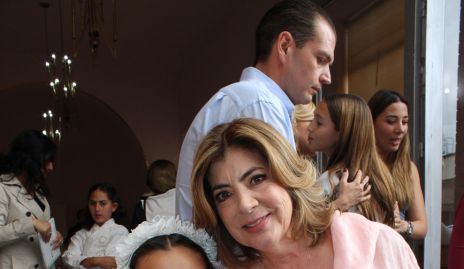  Pía Almazán con su abuela Leticia Anaya.