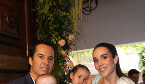  Luis de la Rosa y Ximena Castillo con sus hijos Pablo y Jimena.