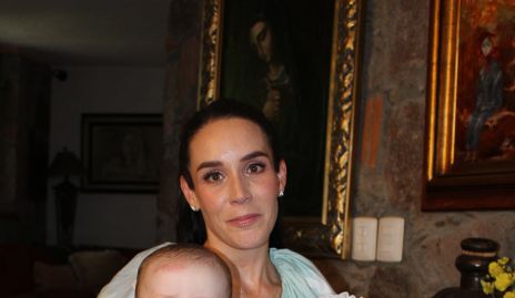  Ximena Castillo con su hijo Pablo y su ahijada Pía.
