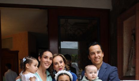  Jimena de la Rosa, Ximena Castillo, Maricarmen López, Pablo y Luis de la Rosa con Pía.