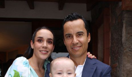  Ximena y Luis de la Rosa Castillo con su hijo Pablo.