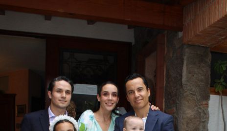  Agustín Castillo, Ximena Castillo y Luis de la Rosa con sus hijos Jimena y Pablo con Pía.