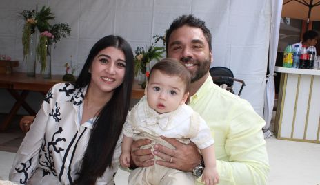  Gaby Cerda y Francisco Torres con su hijo Sebastián.