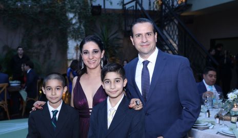  Verónica Díaz de León y Fernando Galarza con sus hijos Santiago y Gonzalo.