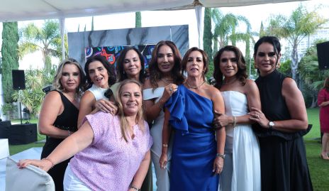  Las festejadas Ale Ávila y Lorena Herrera con sus amigas.