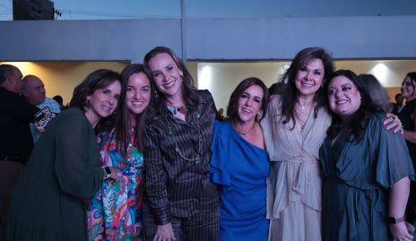  Ale Ávila con sus hijas y amigas.
