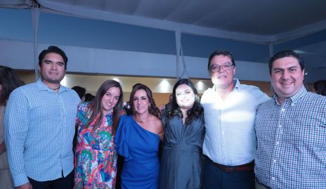  Ale Ávila con su esposo, sus hijas y yernos.
