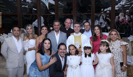  Mariel Martínez, Renata Cordero y Nicole Berrones con sus papás y padrinos.