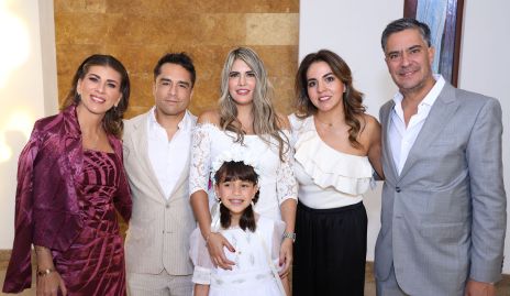  Sofía Muzquiz, Ricardo Cordero, Mariana Berrones,  Fernanda Castillo y Sebastián Rosillo con Renata.