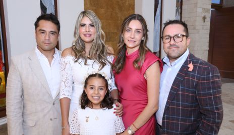 Mariel Martínez con sus padrinos Ricardo Cordero y Mariana Berrones, Susana de la Fuente y Sergio Martínez.