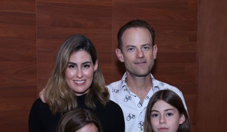  José Eduardo Coulon y Andrea Fernández con sus hijas Sofía y Andrea.