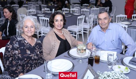  Ana Ortiz Loranti, Lourdes Chevaile y José González.