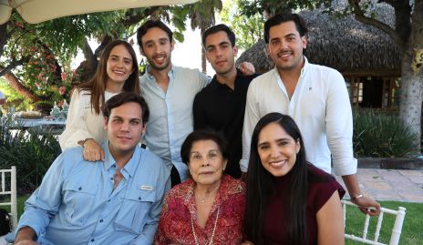  Tere Ascanio con sus nietos, Alejandra, Jose, Juan Pablo, Jaime, Sofía, Manuel y Andrea.
