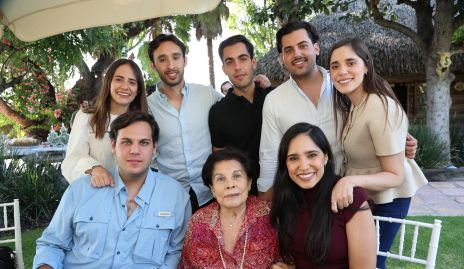  Tere Ascanio con sus nietos, Alejandra, Jose, Juan Pablo, Jaime, Manuel y Andrea.