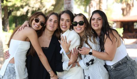  Paola Ascanio con sus amigas.