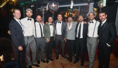  Toño Méndez con sus amigos.