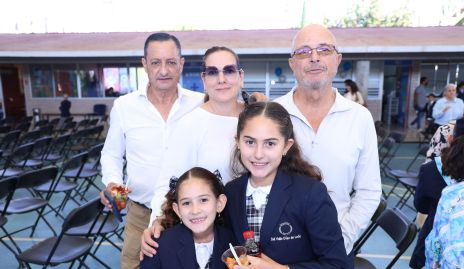  Alejandro Díaz de León, Claudia Revuelta y Carlos del Valle con sus nietas Natalia e Inés del Valle.