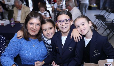  Marus Hernández con sus nietas Ángeles Labastida, Gaby Molina y Daniela Labastida.