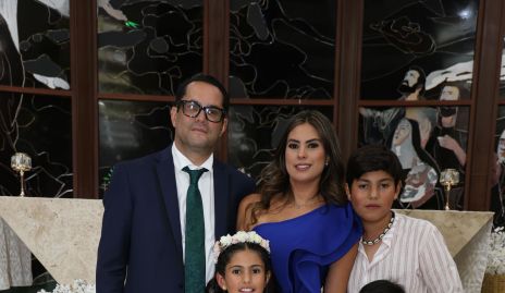  Fernando Rojo y Bárbara Berrones con sus hijos Fernando, José Miguel, Bárbara y Juan Pablo.