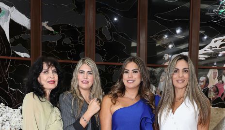  Elizabeth Rodríguez con sus hijas Mariana, Bárbara y Elizabeth Berrones.