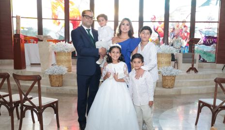  Fernando Rojo y Bárbara Berrones con sus hijos José Miguel, Bárbara, Juan Pablo y Fernando.