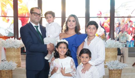  Fernando Rojo y Bárbara Berrones con sus hijos José Miguel, Bárbara, Juan Pablo y Fernando.