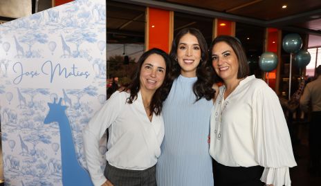  Cinthia Alcalde, Mari Tere Torres y Beky Alcalde.